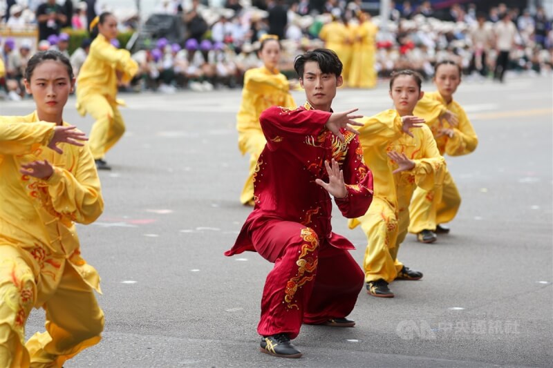 國立體育大學演出節目內容包含跆拳道品勢、武術、花式溜冰、韻律體操。中央社記者吳家昇攝 112年10月10日