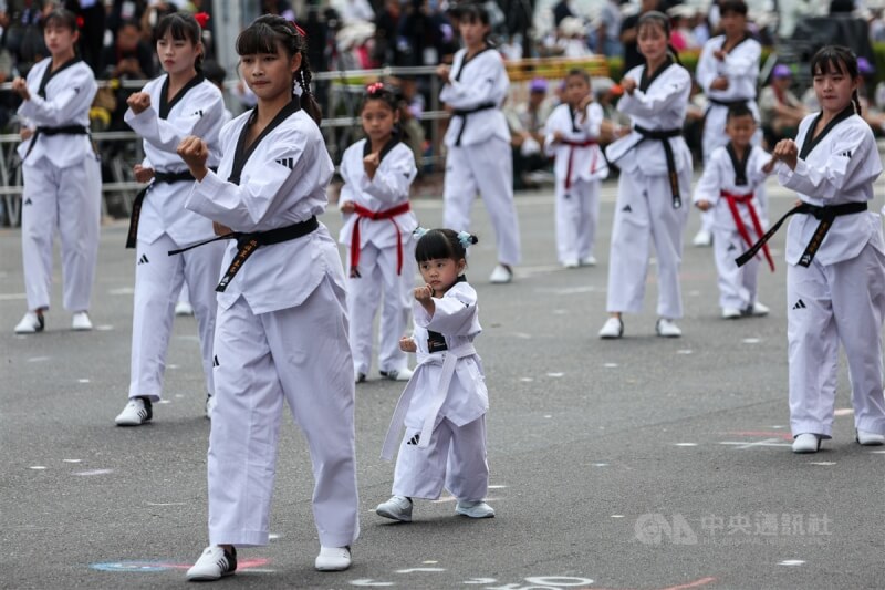 國立體育大學帶來青春奔放、卓越傳承的表演,包含跆拳道品勢、武術、花式溜冰、韻律體操。小朋友打拳展現氣勢。中央社記者吳家昇攝 112年10月10日