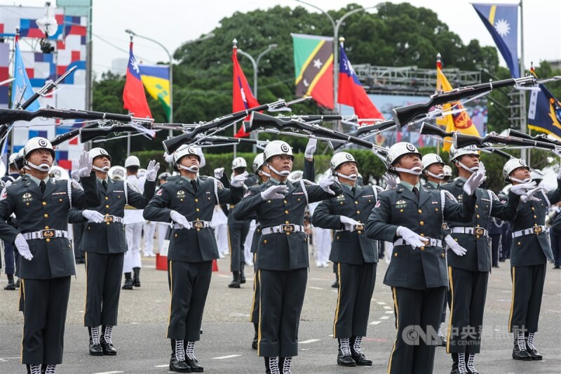 國防部聯合樂隊暨三軍儀隊帶來主題演出,拋槍動作十分吸睛。中央社記者吳家昇攝 112年10月10日