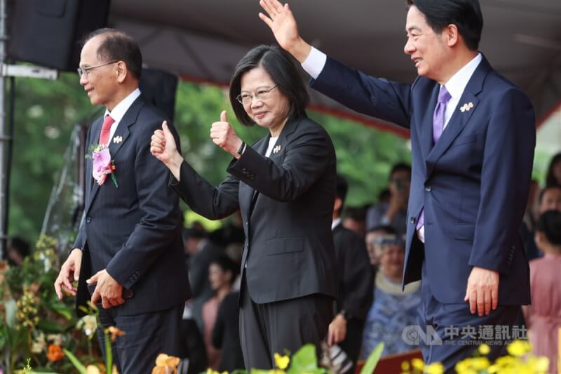 國慶大會10日在總統府前廣場舉行，亞運奪牌選手等人進場，總統蔡英文（中）特別伸出大拇指比讚。右為副總統賴清德，左為立法院長游錫堃。中央社記者吳家昇攝 112年10月10日