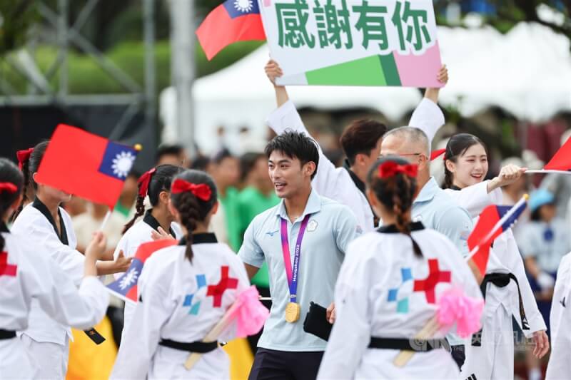 中華民國中樞暨各界慶祝112年國慶大會10日在總統府前廣場登場,在杭州亞運男子柔道60公斤級奪得柔道隊史首金的「柔道男神」楊勇緯(中)進場,接受表揚。中央社記者王騰毅攝 112年10月10日