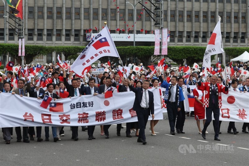 日華議員懇談會會長古屋圭司(前右,紅衣者)率隊遊行,用行動展現台日友好,為台灣加油。前左為立法院副院長蔡其昌。中央社記者吳家昇攝 112年10月10日