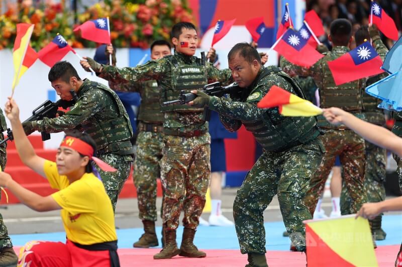 國防部心理作戰大隊、陸軍專科學校、陸軍特種作戰指揮部聯合演出「守護共好,We are the best」。中央社記者王騰毅攝 112年10月10日