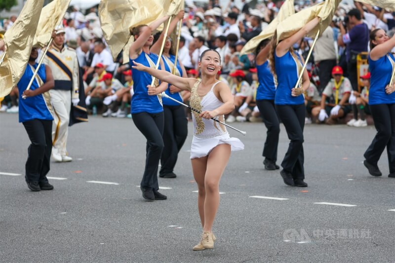 「純金之聲」美國UCLA棕熊行進樂隊帶來精彩表演,讓台灣民眾感受美式的熱情祝福。中央社記者吳家昇攝 112年10月10日
