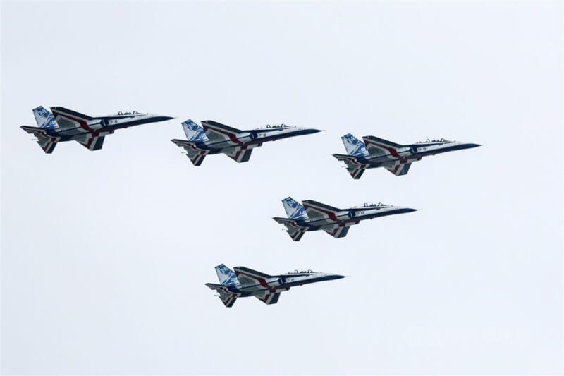 空軍勇鷹高級教練機以大雁隊型編隊通過觀禮台前,一起見證「國機國造」成果。中央社記者吳家昇攝 112年10月10日