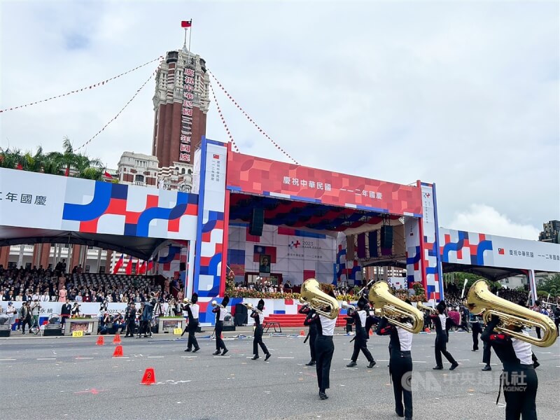 序幕暖場表演由獲2023世界盃行進樂隊大賽(WAMSB)最佳旗隊的「台北市立建國高級中學樂旗聯隊」帶來精湛演出。中央社記者王騰毅攝 112年10月10日