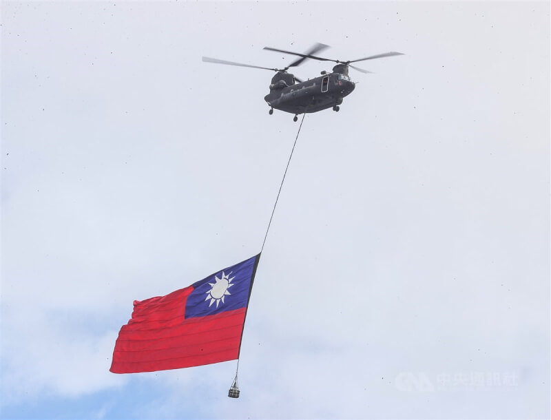 中華民國中樞暨各界慶祝112年國慶大會10日上午在總統府前廣場舉行，國軍CH-47SD契努克運輸直升機吊掛巨幅國旗，飛越總統府上空。中央社記者謝佳璋攝 112年10月10日