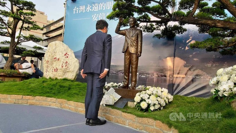 日本自民黨政務調查會長萩生田光一（背對者）10日前往高雄紅毛港保安堂，向前日本首相安倍晉三銅像獻花致意，萩生田光一表示，台日是永遠的好朋友，也感謝高雄能繼續傳承對安倍的愛。中央社記者蔡孟妤攝  112年10月10日