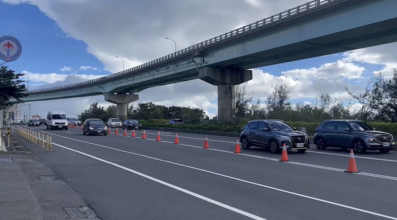 國慶連假南下車流多，7至9日屏鵝公路南下車流累計突破11萬輛次，屏東警方預估北返車流高峰會在10日下午4時至晚上8時出現，將採調撥車道及分流措施因應。（枋寮警分局提供）中央社記者李卉婷傳真  112年10月10日