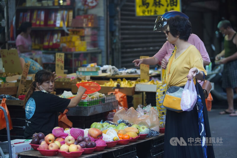 圖為民眾在北投市場外攤採買水果。（中央社檔案照片）