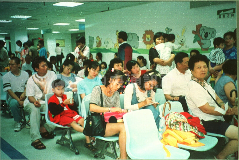 1998年6月腸病毒病例激增，嘉義基督教醫院求診病患比平日增加百分之50。（中央社檔案照片）