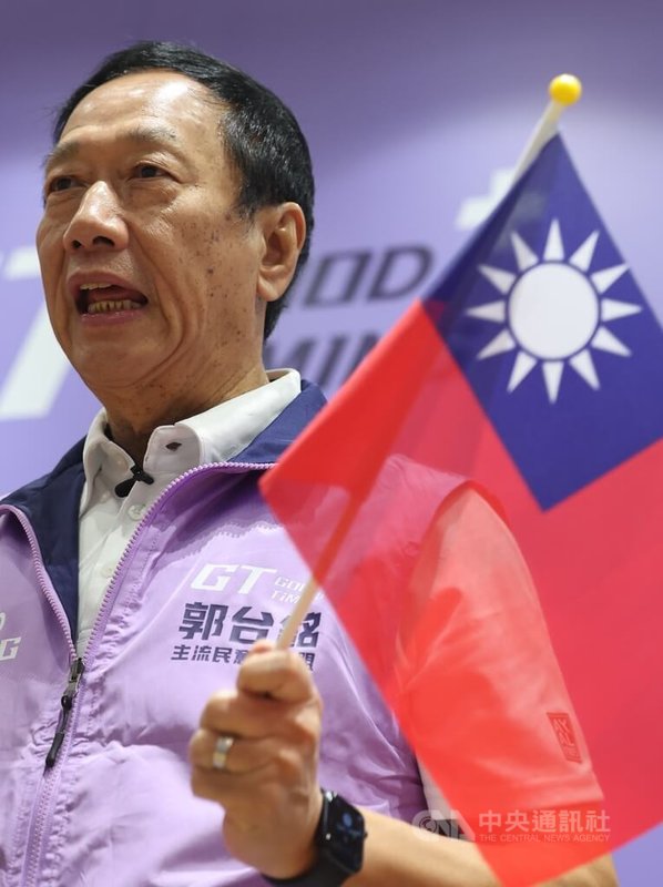 爭取獨立參選總統大選的鴻海集團創辦人郭台銘(圖)10日下午前往新北市中和連署站參與「企業行號號召百人相挺」活動,致詞時號召支持者一起衝高連署份數。中央社記者趙世勳攝 112年10月10日