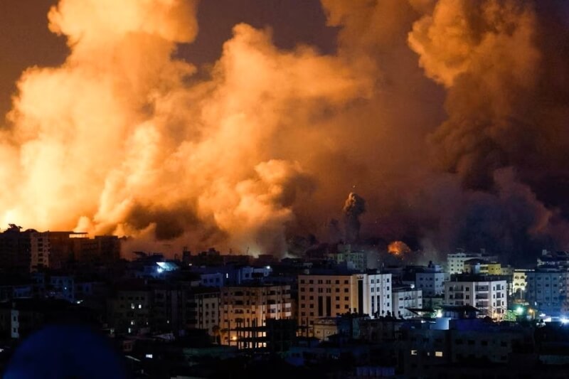 圖為以色列9日空襲加薩。（路透社）
