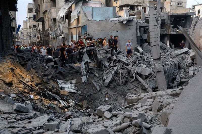 巴勒斯坦民眾9日在以色列空襲過後查看受損情況。（路透社）