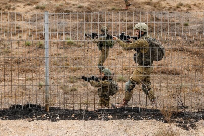圖為以色列軍人在南方邊境地區執行巡邏任務。（路透社）