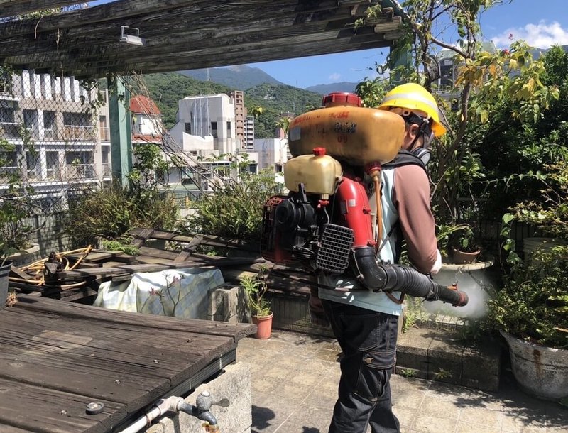 台北市衛生局11日指出，4日至10日北市共新增4例本土登革熱病例，其中3人有台南市活動史、另1人有雲林縣活動史，已立即成立區級應變工作小組進行清潔消毒。（台北市衛生局提供）中央社記者黃麗芸傳真  112年10月11日