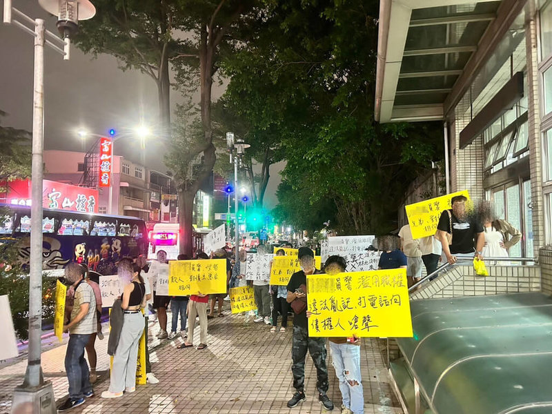 高雄市警察局三民二分局11日偵辦何姓女子與張姓男友債務糾紛案，由於討債方、何女友人手段激烈遭帶回派出所，何女心生不滿，竟聚眾到鼎金派出所前人行道舉牌叫囂，警方隨即依法偵辦。（高市三民二警分局提供）中央社記者洪學廣傳真  112年10月11日