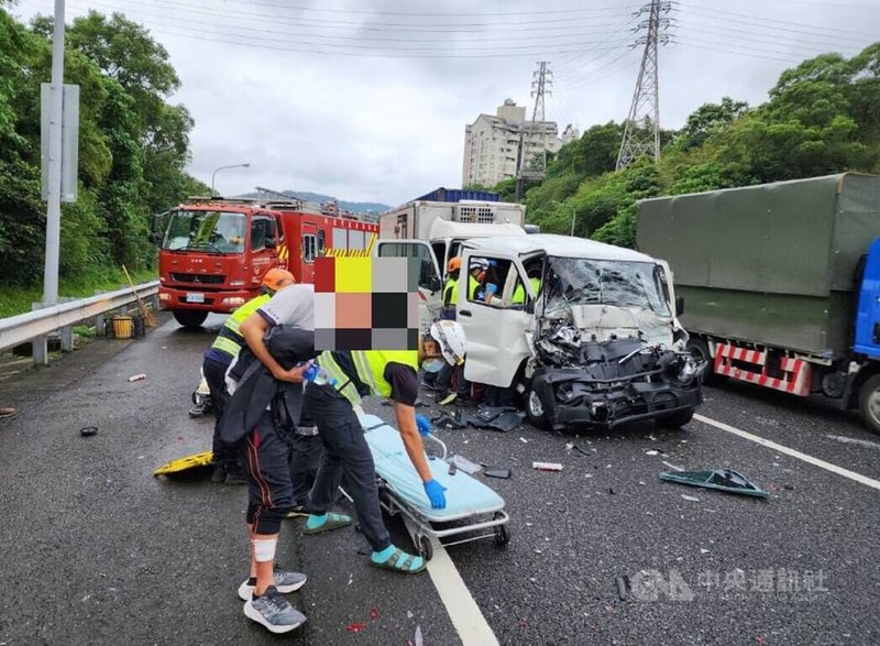 國道3號北向14.8公里汐止路段發生5車追撞車禍，警消獲報救援，共6人受傷送醫，車禍原因待查。（翻攝照片）中央社記者王鴻國傳真  112年10月11日