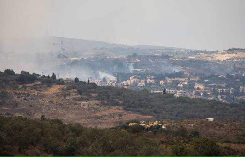 圖為11日黎巴嫩達伊拉村莊遭砲擊冒出濃煙。（路透社）
