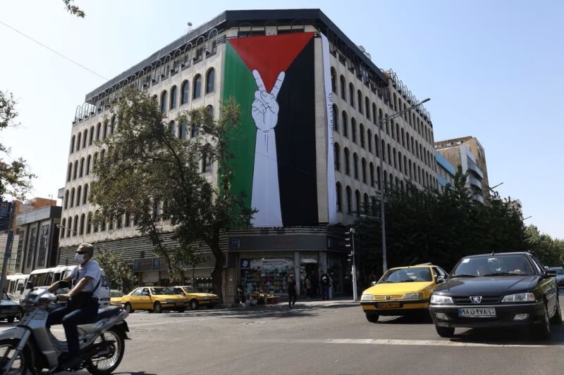 圖為伊朗德黑蘭街頭出現巨大的巴勒斯坦國旗。（Majid Asgaripour/WANA (West Asia News Agency) via 路透社）