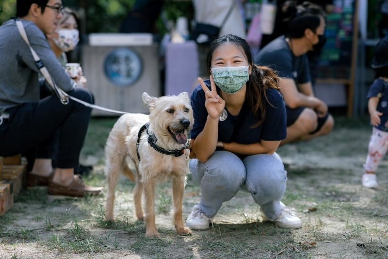 高雄毛孩嘉年華15日將於凹子底森林公園登場，活動現場提供免費寵物登記、寵物健檢和疫苗，並設有闖關遊戲、友善動物市集等。（高雄市動物保護處提供）中央社記者林巧璉傳真  112年10月11日