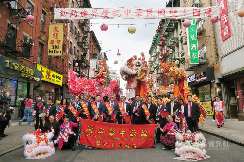 紐約曼哈頓華埠10日慶祝中華民國112年國慶，封街遊行前帶領隊伍的僑界領袖齊聚合影。中央社記者尹俊傑紐約攝  112年10月11日
