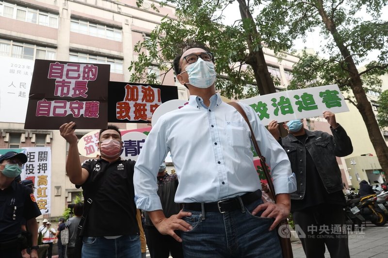 台北地方法院審理新竹市長高虹安在立委任內涉嫌詐領助理費案，11日下午傳喚高虹安出庭。民眾黨新竹市議員李國璋（前中）在場外聲援高虹安。中央社記者吳家昇攝 112年10月11日