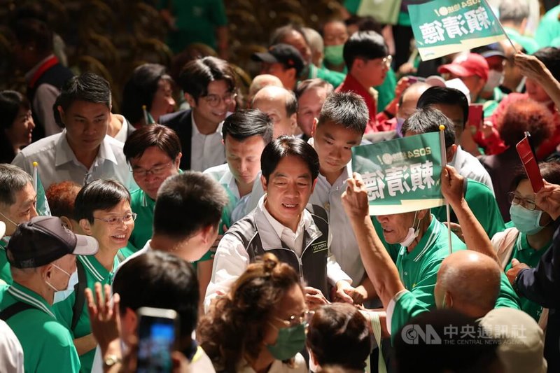 民進黨總統參選人賴清德（中）11日晚間到台北大直典華出席台北市信賴台灣客家後援會成立大會，進場時受到現場支持者熱情歡迎。中央社記者王飛華攝  112年10日11日