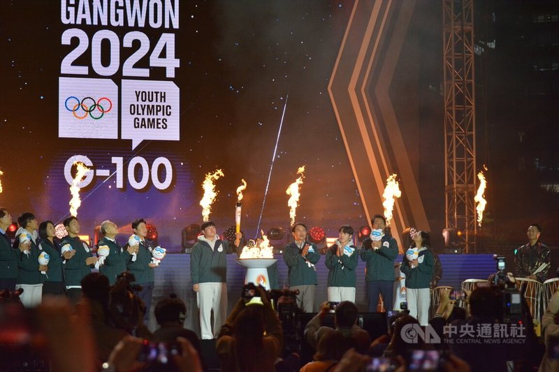 第4屆冬季青年奧林匹克運動會組織委員會11日在首爾廣場舉行倒數100天紀念活動，揭開聖火傳遞序幕。中央社記者廖禹揚首爾攝  112年10月11日