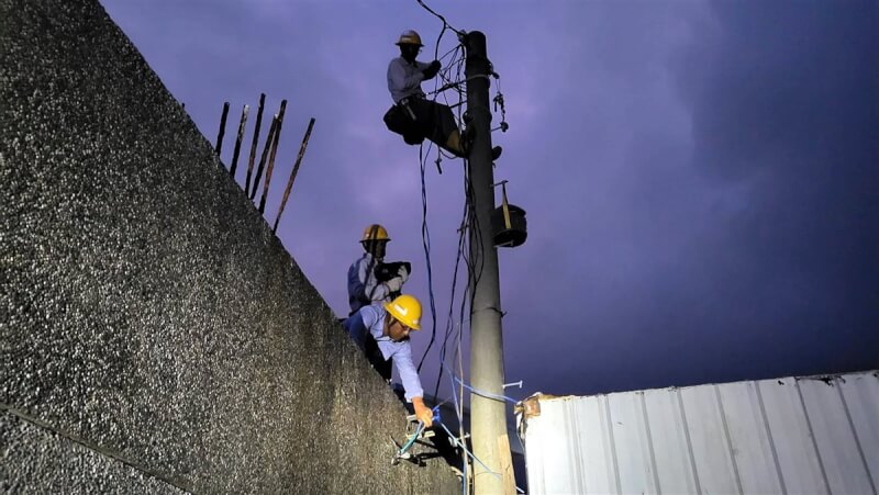 圖為颱風小犬重創蘭嶼島電力，台電人員11日在蘭嶼進行復舊工作。（台電提供）