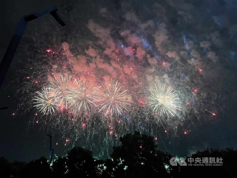 112年國慶焰火10日晚間在台中市中央公園施放。中央社記者郝雪卿攝 112年10月10日