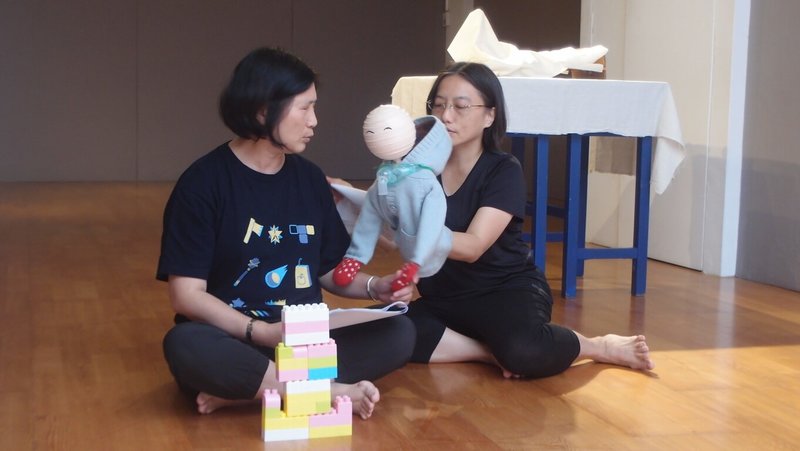 基北北桃合作交流平台成立後,4市文化局14日、15日將派專業表演藝術團隊,於新北市板橋435藝文特區匯演。台北市「寶藏巖國際藝術村2023高齡平權身體想像計畫」中,藝術家蔡明璇(右)所創作劇本「母親與阿蒂」也將於15日交流移展。(新北文化局提供)中央社記者黃旭昇新北傳真 112年10月11日