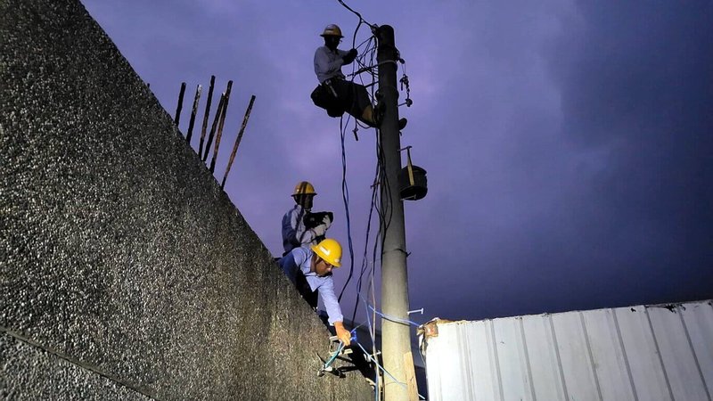 颱風小犬逾17級陣風重創蘭嶼島電力，台電人員入島日夜搶修，已於9日深夜11時完成復電。為穩定供電，台電持續在蘭嶼進行復舊工作。（台電提供）中央社記者盧太城台東傳真  112年10月11日