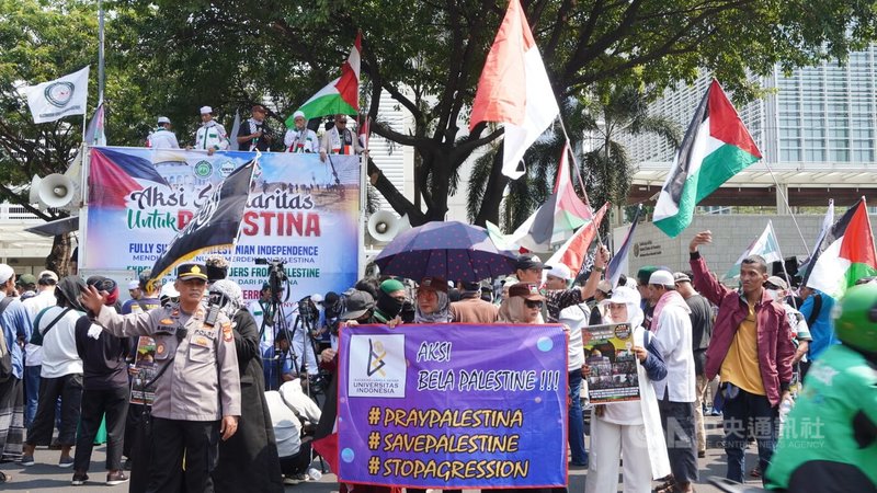 印尼多個穆斯林組織號召上百名民眾，在美國駐印尼大使館前聲援巴勒斯坦，並抗議美國支持以色列。中央社記者李宗憲雅加達攝  112年10月11日