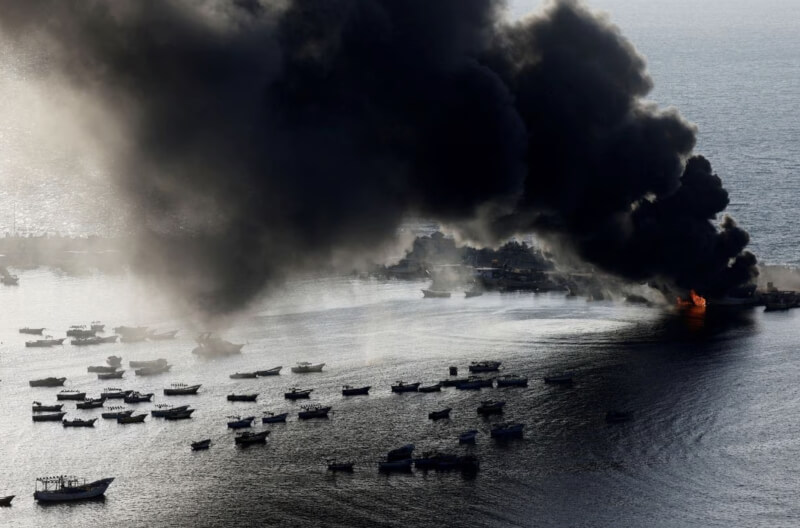 以色列10日空襲加薩地區，港口冒出濃煙。（路透社/Mohammed Salem TPX IMAGES OF THE DAY）