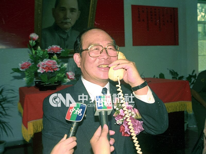 1989年10月12日，台灣金門間長途電話通話典禮在金門縣政府舉行，交通部長張建邦從金門打電話至台灣。（中央社檔案照片）