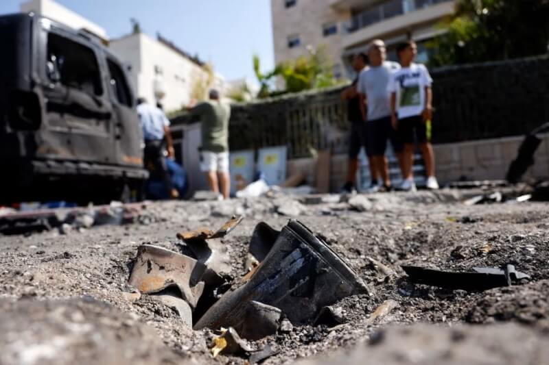 位在加薩走廊的以色列南部城市阿什克隆10日街頭可見武器殘骸散落。（路透社）