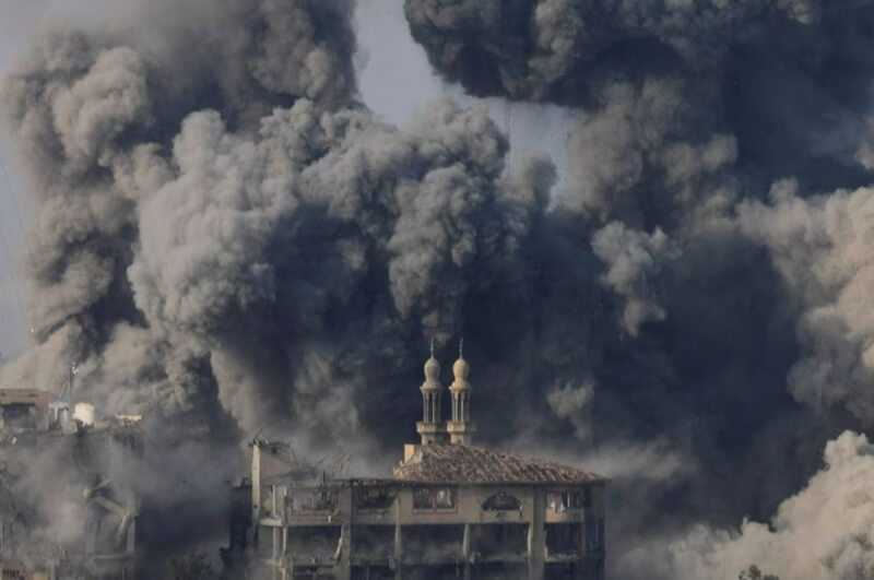 圖為10月11日加薩地區遭以色列空襲後冒出濃煙。（路透社）