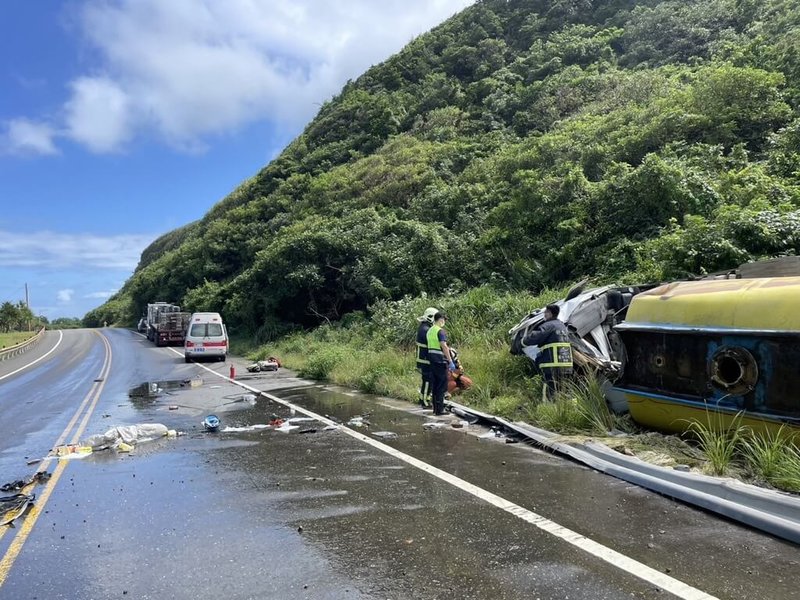 1輛載運漂白水的槽車12日上午行經新北市貢寮區台2線102.2公里轉彎處時，失控撞上護欄後翻覆在邊坡，消防員到場救出受困車內的男性駕駛，但駕駛被救出時已失去生命徵象。（讀者提供）中央社記者王朝鈺傳真  112年10月12日