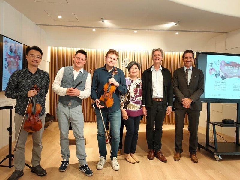 「音樂瑞士之夜」音樂會今年10週年巡演將由台灣小提琴家薛志璋（左起）、瑞士木笛家史提格（Maurice Steger）、小提琴家波仁（Sebastian Bohren）、旅歐大提琴家簡碧青、瑞士作曲家穆勒（Fabian Müller）等人攜手演出，15日將率先在高雄衛武營登場。（音樂瑞士之夜提供）中央社記者趙靜瑜傳真  112年10月12日