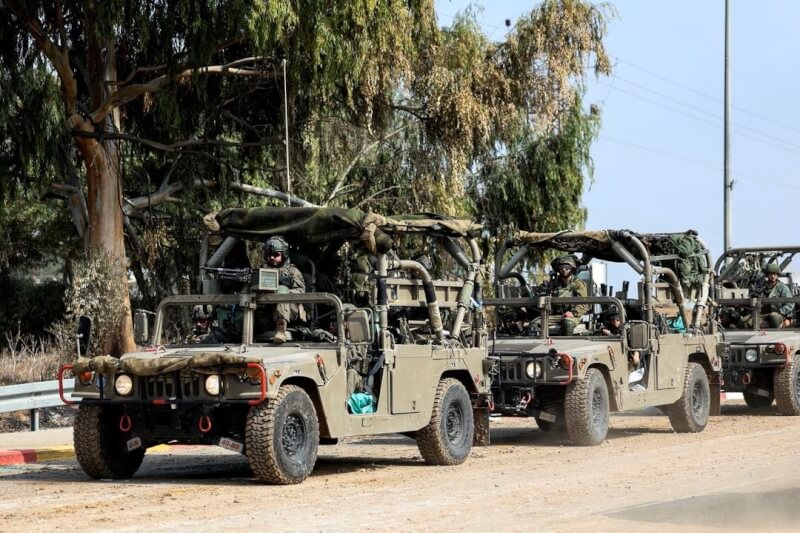 圖為以色列士兵10日開軍車經過加薩邊境。（路透社）