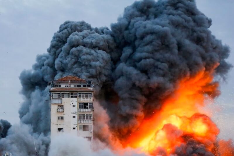 以色列反擊哈瑪斯，7日轟炸加薩走廊，大樓燃起熊熊大火。（路透社）
