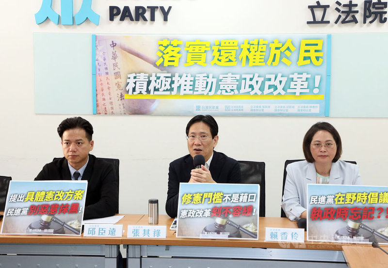 台灣民眾黨總統參選人柯文哲日前拋出內閣制主張遭質疑；民眾黨立法院黨團總召邱臣遠（左）、副總召賴香伶（右）、幹事長張其祿（中）12日舉行「落實還權於民，積極推動憲政改革」記者會，張其祿表示，柯文哲所說的聯合政府概念也有助於凝聚共識、降低阻力，民眾黨團將進一步研議可行性，持續推動憲政改革。中央社記者郭日曉攝  112年10月12日