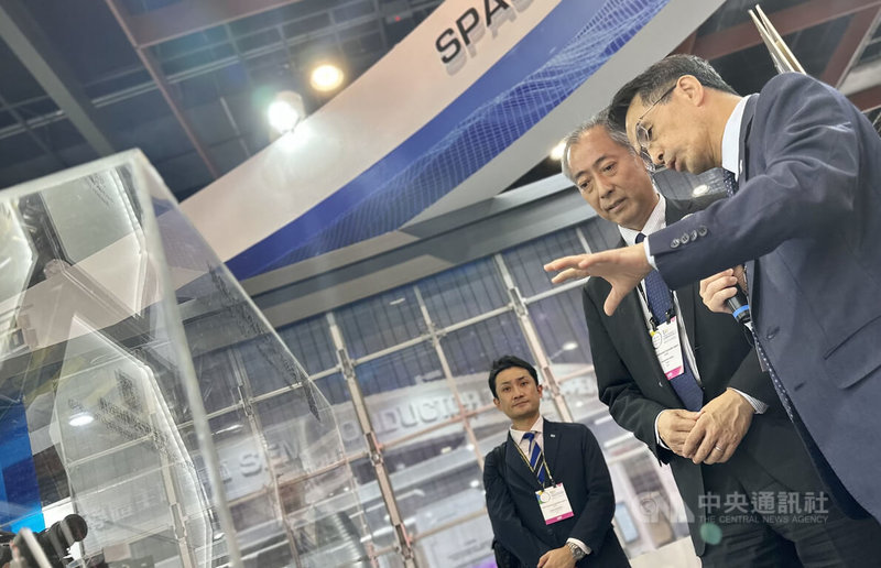 2023台灣創新技術博覽會12日登場，國家太空中心（TASA）主任吳宗信（右）在太空科技主題專區，為日本宇宙航空研究開發機構（JAXA）理事長山川宏（右2）導覽。中央社記者張璦攝  112年10月12日