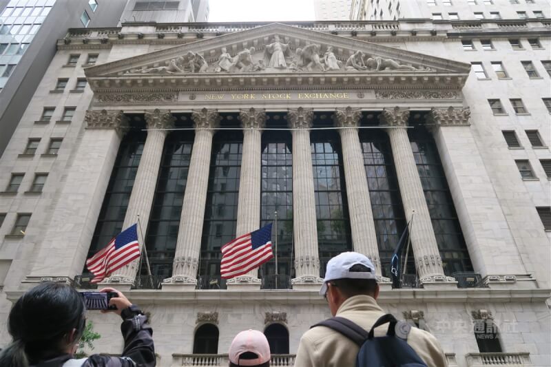 華爾街主要股指12日開盤小幅走高。圖為紐約證券交易所外觀。（中央社檔案照片）