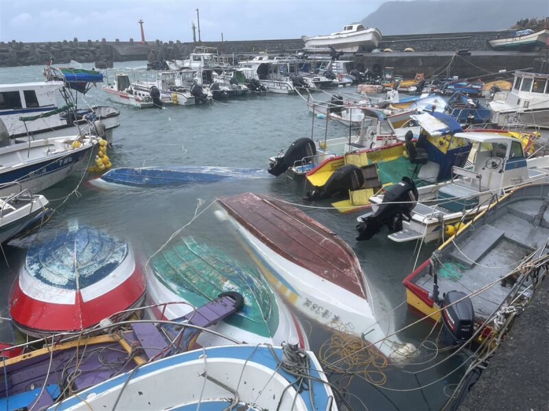 颱風小犬4日晚間侵襲離島蘭嶼地區，逾17級陣風造成多處受災，開元港內逾8成船隻受損或翻覆、沉沒。（海巡署提供）