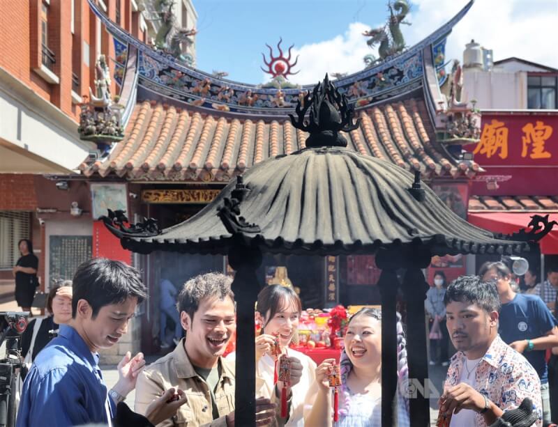 電影「怎麼可能我家的祖先是你家的鬼」12日在台北霞海城隍廟舉行開鏡儀式,導演蘇達(前左2)、演員渡邊直美(前右2)、劉以豪(前左1)、小薰(黃瀞怡)(前中)、撒基努(前右1)出席,一起拜廟求平安。中央社記者王飛華攝 112年10月12日