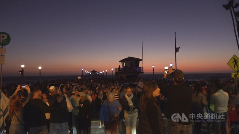美國加州洛杉磯地區的曼哈頓海灘（Manhattan Beach）11日聚集數百人，手持燭光聲援受到巴勒斯坦武裝團體哈瑪斯（Hamas）攻擊的以色列。中央社記者林宏翰洛杉磯攝  112年10月12日