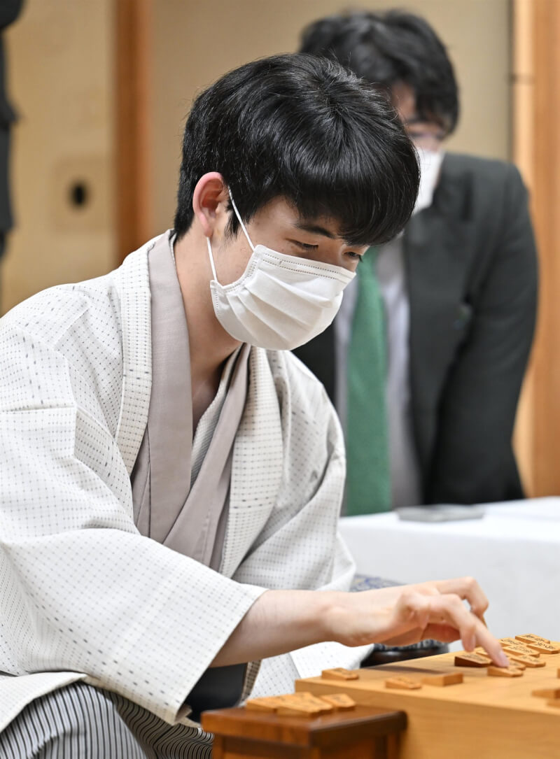 日本將棋棋士藤井聰太(前)11日在第71屆王座戰五番勝負賽,第4局擊敗31歲的永瀨拓矢,以3勝1敗成績奪得王座頭銜。(共同社)