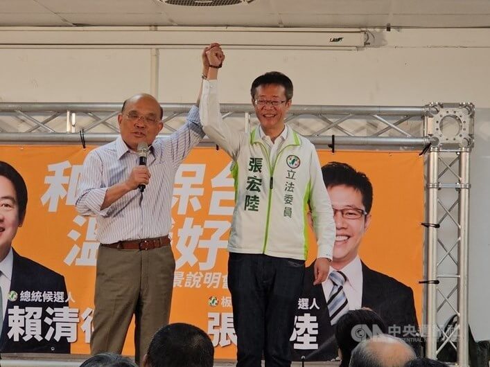 圖為民進黨籍立委張宏陸（右）9月17日政見說明會，前行政院長蘇貞昌（左）站台助選。（中央社檔案照片）